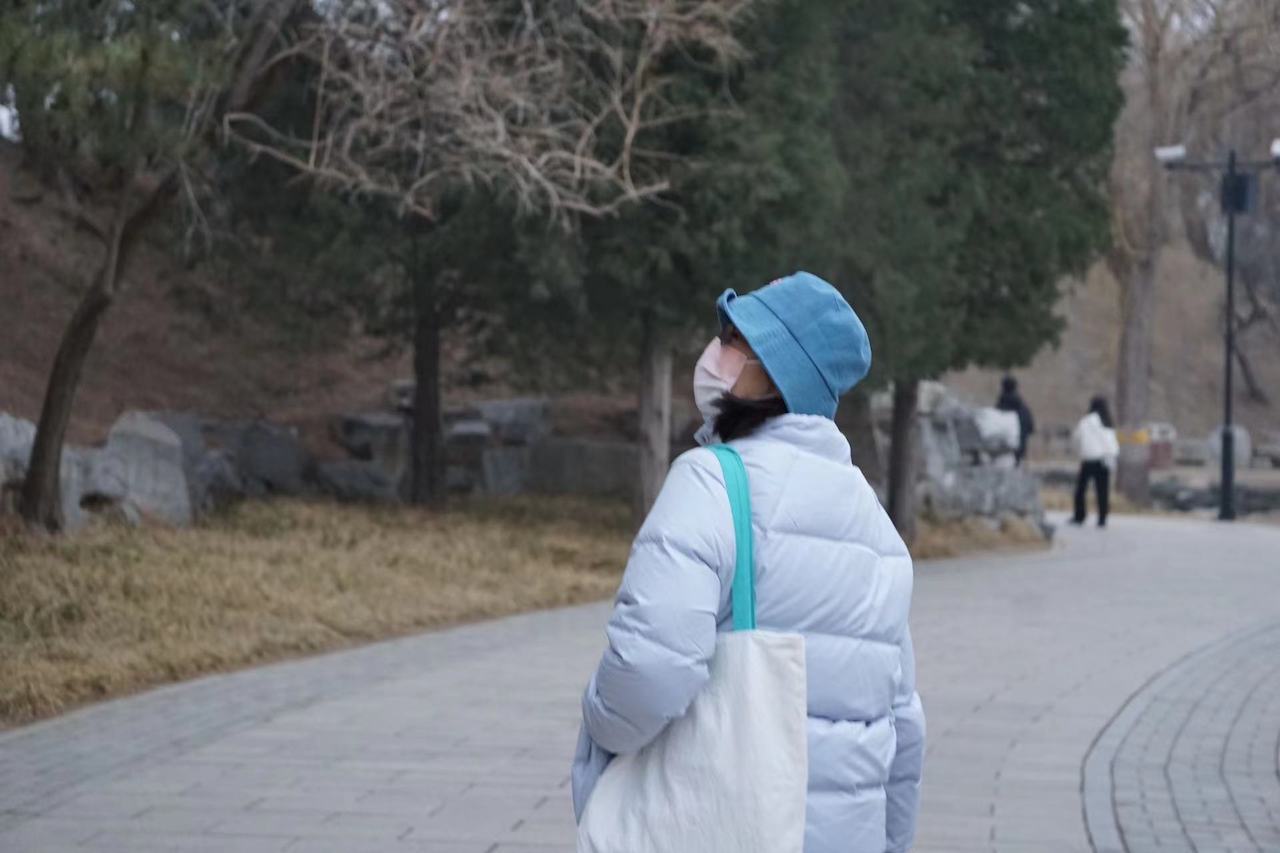 向西在北京某公园看景的照片