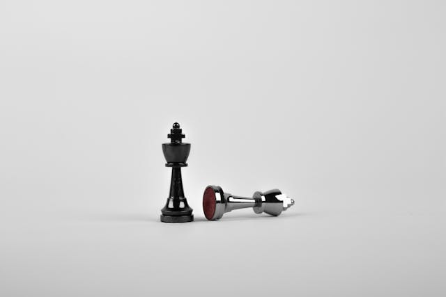 白色背景前的两个银色棋子